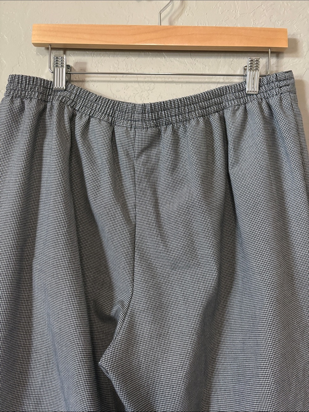 Women's Grey Houndstooth Tailored Straight-Leg Trousers - Picture 5 of 7